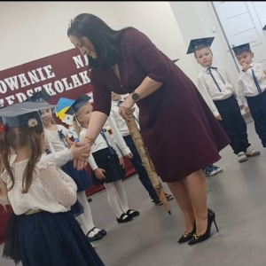 Pani Dyrektor Joanna Ozorka-Krawczyk pasuje na przedszkolaka dzieci ze Szkoły Filialnej w Rudym Rysiu. Kliknięcie na zdjęcie spowoduje jego powiększenie do rozmiaru oryginalnego.