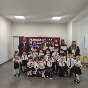 Wójt Gminy Szczurowa - pan Zbigniew Moskal, Radny Gminy - pan Mariusz Wierdanek, Kierownik Wydziału Inwestycji i Planowania Przestrzennego - pani Teresa Sznajder, Pani Dyrektor Joanna Ozorka-Krawczyk, pani Wicedyrektor - Dorota Gurgul, wychowawczyni przedszkolaków - pani Monika Mularz wraz z przedszkolakami. Kliknięcie na zdjęcie spowoduje jego powiększenie do rozmiaru oryginalnego.