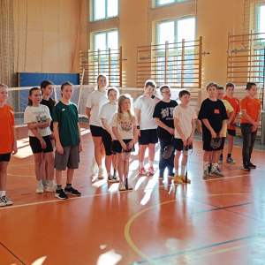 Uczniowie biorący udział w zawodach w badmintonie. Kliknięcia na zdjęcie spowoduje jego powiększenie do rozmiaru oryginalnego.