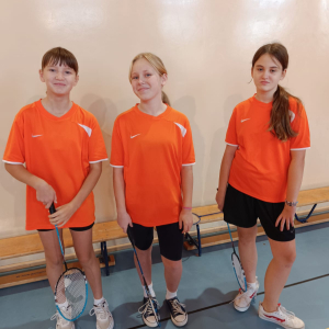 Reprezentacja dziewcząt w zawodach w badmintonie. Kliknięcia na zdjęcie spowoduje jego powiększenie do rozmiaru oryginalnego.