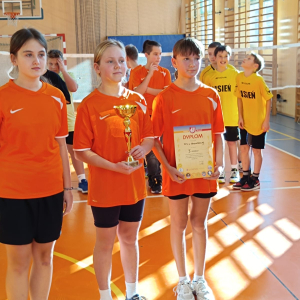 Laureatki 2 miejsca w zawodach w badmintonie z pucharem i pamiątkowym dyplomem. Kliknięcia na zdjęcie spowoduje jego powiększenie do rozmiaru oryginalnego.