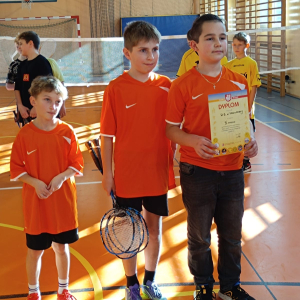 Chłopcy z dyplomem za zajęcie 4 miejsca w zawodach w badmintonie. Kliknięcia na zdjęcie spowoduje jego powiększenie do rozmiaru oryginalnego.