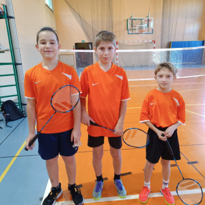 Reprezentacja chłopców w zawodach w badmintonie. Kliknięcia na zdjęcie spowoduje jego powiększenie do rozmiaru oryginalnego.
