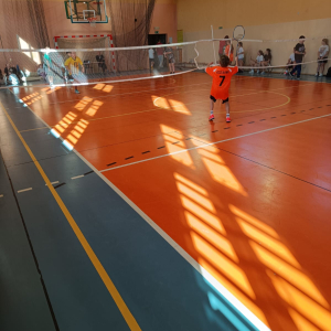 Uczniowie Zespołu Szkół w Szczurowej na zawodach w badmintona. Kliknięcia na zdjęcie spowoduje jego powiększenie do rozmiaru oryginalnego.