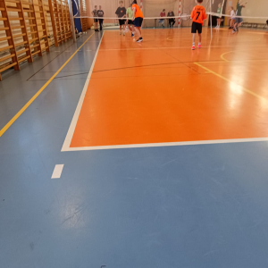 Uczniowie w trakcie gry w badmintona na zawodach sporotowych. Kliknięcia na zdjęcie spowoduje jego powiększenie do rozmiaru oryginalnego.