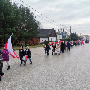 Marsz Niepodległości ulicami Szczurowej. Kliknięcie na zdjęcie spowoduje jego powiększenie do rozmiaru oryginalnego.