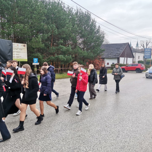 Nauczyciele i uczniowie w trakcie Marszu Niepodległości.  Kliknięcie na zdjęcie spowoduje jego powiększenie do rozmiaru oryginalnego.
