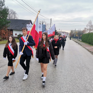 Poczet sztandarowy Zespołu Szkół w Szczurowej na czele Marszu Niepodległości.  Kliknięcie na zdjęcie spowoduje jego powiększenie do rozmiaru oryginalnego.