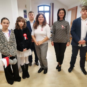 Akcja wręczanie kotylionów pracownikom Urzędu Gminy Szczurowa przez uczniów Zespołu Szkół w Szczurowej.  Kliknięcie na zdjęcie spowoduje jego powiększenie do rozmiaru oryginalnego.