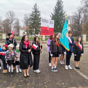 Pani Dyrektor Joanna Ozorka-Krawczyk wraz z nauczycielami i uczniami zgromadzonymi przy pomniku ofiar 2 wojny światowej w ramach obchodów Narodowego Dnia Niepodległości. ulicami Szczurowej.  Kliknięcie na zdjęcie spowoduje jego powiększenie do rozmiaru oryginalnego.