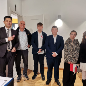 Wójt Gminy Szczurowa, pan Robert Dzień i uczniowie uczestniczą w akcji z okazji Marszu Niepodległości.  Kliknięcie na zdjęcie spowoduje jego powiększenie do rozmiaru oryginalnego.