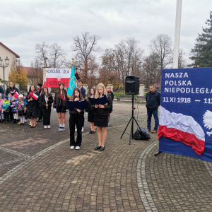 Część artystyczna na rynku Szczurowej przygotowana przez uczniów Zespołu Szkół w Szczurowej.  Kliknięcie na zdjęcie spowoduje jego powiększenie do rozmiaru oryginalnego.