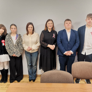 Pani Teresa Sznajder z uczniami Zespołu Szkół w Szczurowej. Kliknięcie na zdjęcie spowoduje jego powiększenie do rozmiaru oryginalnego.