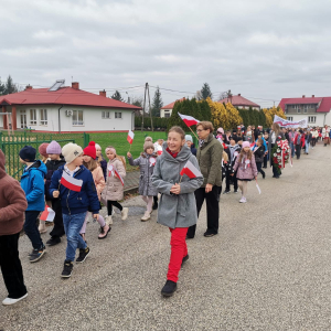 Przemarsz nauczycieli, uczniów podczas Marszu Niepodległości ulicami Szczurowej.  Kliknięcie na zdjęcie spowoduje jego powiększenie do rozmiaru oryginalnego.
