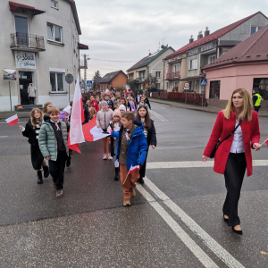 Uczniowie z flagami Polski na Marszu Niepodległości.  Kliknięcie na zdjęcie spowoduje jego powiększenie do rozmiaru oryginalnego.