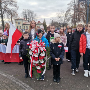 Składanie wiązanek pod pomnikiem Ofiar 2 wojny światowej.  Kliknięcie na zdjęcie spowoduje jego powiększenie do rozmiaru oryginalnego.