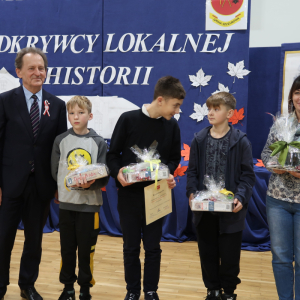 Pan profesor Włodzimierz Bernacki wraz z reprezentacją PSP z Niedzielisk oraz opiekunką uczniów panią Ewą Badzioch. Kliknięcie na zdjęcie spowoduje jego powiększenie do rozmiaru oryginalnego.