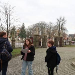Szukanie odpowiedzi na pytania wokół kościoła w Szczurowej przez uczniów ze szkoły w Zaborowie. Kliknięcie na zdjęcie spowoduje jego powiększenie do rozmiaru oryginalnego.