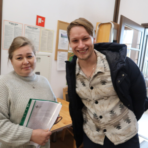 Pani Teresa Klamka - kierownik Biblioteki Publicznej w Szczurowej w towarzystwie nauczyciela historii Mateusza Michalskiego. Kliknięcie na zdjęcie spowoduje jego powiększenie do rozmiaru oryginalnego.