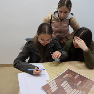 Rozwiązywanie zadań konkursowych przez jedną z reprezentacji w bibliotece szkolnej Zespłu Szkół w Szczurowej. Kliknięcie na zdjęcie spowoduje jego powiększenie do rozmiaru oryginalnego.