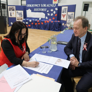 Pan profesor Włodzimier Bernacki i pani Dyrektor Joanna Ozorka-Krawczyk w trakcie sprawdzania kart konkursowych. Kliknięcie na zdjęcie spowoduje jego powiększenie do rozmiaru oryginalnego.