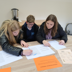 Uczniowie z Zaborowa rozwiązują jedno z zadań konkursowych w terenie. Kliknięcie na zdjęcie spowoduje jego powiększenie do rozmiaru oryginalnego.