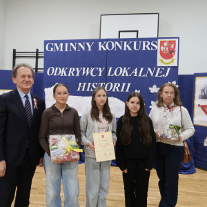 Pan Profesor Włodzimierz Bernacki z reprezentacją uczennic z Woli Przemykowskiej oraz pani Dyrektor Iwona Drewko. Kliknięcie na zdjęcie spowoduje jego powiększenie do rozmiaru oryginalnego.