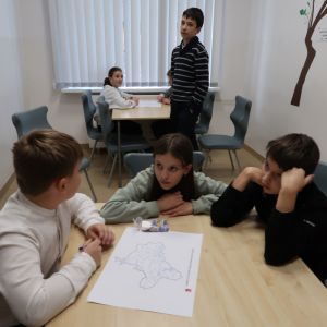 Dogrywka w Historycznej grze terenowej między uczniami Zespołu Szkół w Szczurowej i uczniami Zespołu Szkolno-Przedszkolnego z Uścia Solnego. Kliknięcie na zdjęcie spowoduje jego powiększenie do rozmiaru oryginalnego.