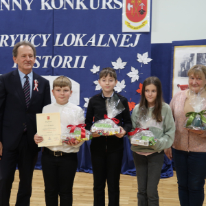 Laureaci 3 miejsca- uczniowie ZSP z Uścia Solnego wraz z opiekunek i profesorem Włodzimierzem Bernackim. Kliknięcie na zdjęcie spowoduje jego powiększenie do rozmiaru oryginalnego.