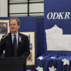 Przemówienie profesora Włodzimierza Bernackiego na sali gimnastycznej. Kliknięcie na zdjęcie spowoduje jego powiększenie do rozmiaru oryginalnego.