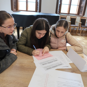Rozwiązywanie zadań konkursowych przez uczniów w pomieszczeniach Biblioteki Publicznej w Szczurowej. Kliknięcie na zdjęcie spowoduje jego powiększenie do rozmiaru oryginalnego.