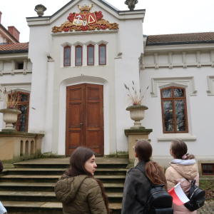 Jedna z reprezentacji przed Pałacem Kępińskich w Szczurowej w trakcie szukania odpowiedzi na pytania. Kliknięcie na zdjęcie spowoduje jego powiększenie do rozmiaru oryginalnego.