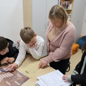 Uczniowie ze szłoły w Uściu Solnym mierzą się z jednym z zadań konkursowych. Kliknięcie na zdjęcie spowoduje jego powiększenie do rozmiaru oryginalnego.