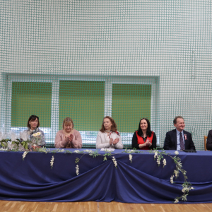 Wójt Gminy Szczurowa pan Zbigniew Moskal, profesor Włodzimierz Bernacki, pani Dyrektor Joanna Ozorka-Krawczyk oraz pozostali nauczyciele uczniów biorących udział w grze terenowej. Kliknięcie na zdjęcie spowoduje jego powiększenie do rozmiaru oryginalnego.