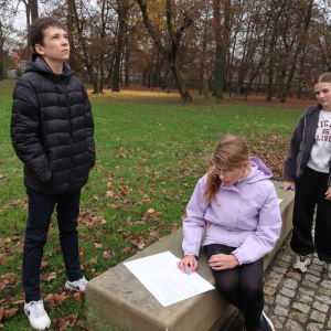 Reprezentacja naszej szkoły w trakcie historycznej gry terenowej. Kliknięcie na zdjęcie spowoduje jego powiększenie do rozmiaru oryginalnego.