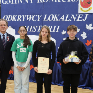 Pan profesor Włodzimierz Bernacki z reprezentacją PSP w Strzelcach Wielkich oraz pani Krystyna Zydroń. Kliknięcie na zdjęcie spowoduje jego powiększenie do rozmiaru oryginalnego.