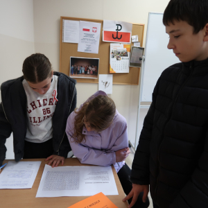 Uczniowie naszej szkoły mierzą się z jednym z zadań w czasie Historycznej gry terenowej. Kliknięcie na zdjęcie spowoduje jego powiększenie do rozmiaru oryginalnego.