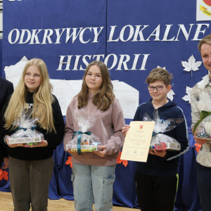 Profesor Włodzimierz Bernacki z lauretami 1 miejsca w grze- uczniami PSP z Zaborowa oraz nauczyciel historii pan Mateusz Michalski. Kliknięcie na zdjęcie spowoduje jego powiększenie do rozmiaru oryginalnego.
