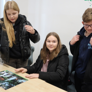 Zadanie dodatkowe układanie puzzli przez uczniów Puczlicznej Szkoły Podstawowej w Zaborowie. Kliknięcie na zdjęcie spowoduje jego powiększenie do rozmiaru oryginalnego.