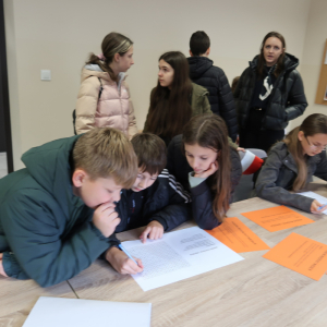 Uczniowie rozwiązują jedno z zadań konkursowych. Kliknięcie na zdjęcie spowoduje jego powiększenie do rozmiaru oryginalnego.