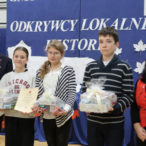 Pan profesor Włodzimierz Bernacki i Pani Dyrektor Joanna Ozorka-Krawczych z laureatami 2 miejsca: Lilianą Pudełek, Zuzanną Stachurą i Franciszkiem Szafrańcem. Kliknięcie na zdjęcie spowoduje jego powiększenie do rozmiaru oryginalnego.