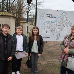 Reprezentacja szkoły z Uścia Solnego wraz z opiekunką na terenie Szczurowej szuka odpowiedzi na pytania. Kliknięcie na zdjęcie spowoduje jego powiększenie do rozmiaru oryginalnego.