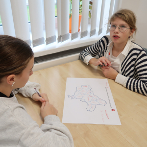 Nasze uczennice w trakcie dogrywki - uzupełnianie mapy Gminy Szczurowa nazwami miejscowości. Kliknięcie na zdjęcie spowoduje jego powiększenie do rozmiaru oryginalnego.