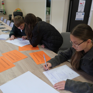 Jedna z reprezentacji rozwiązuje zadanie w pomieszczeniach Gminnego Centrum Kultury-Czytelnictwa i Sportu w Szczurowej. Kliknięcie na zdjęcie spowoduje jego powiększenie do rozmiaru oryginalnego.