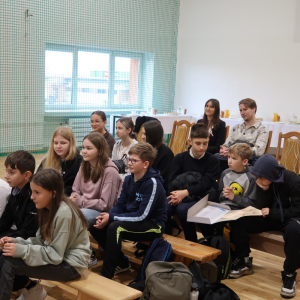 Publiczność zgromadzona na wykładzie pana profesora. Uczniowie wraz z nauczycielami. Kliknięcie na zdjęcie spowoduje jego powiększenie do rozmiaru oryginalnego.