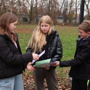 Reprezntacja z Zaborowa w trakcie realizacji zadań zawartych w historycznej grze terenowej. Kliknięcie na zdjęcie spowoduje jego powiększenie do rozmiaru oryginalnego.