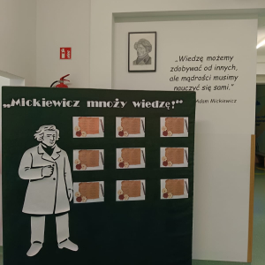 Sztaluga z Adamem Mickiewiczem i wierszykami dotyczącymi tabliczki mnożenia. Kliknięcie na zdjęcie spowoduje jego powiększenie do rozmiaru oryginalnego.