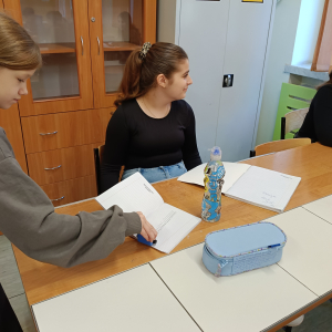 Akcja utrwalająca tabliczkę mnożenia - uczennica ze specjalną pieczątką. Kliknięcie na zdjęcie spowoduje jego powiększenie do rozmiaru oryginalnego.