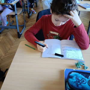 Uczeń w trakcie zapisywania odpowiedzi na działania z tabliczki mnożenia. Kliknięcie na zdjęcie spowoduje jego powiększenie do rozmiaru oryginalnego.