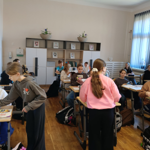 Dzieci w trakcie akcji utrwalania tabliczki mnożenia. Kliknięcie na zdjęcie spowoduje jego powiększenie do rozmiaru oryginalnego.